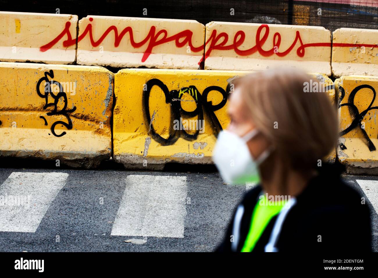 Femme avec masque dans la rue, Barcelone. Banque D'Images