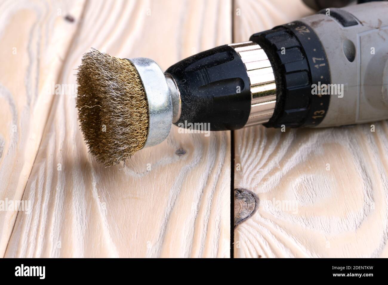 Perceuse électrique avec une brosse métallique circulaire reposant sur la  surface texturée traitée du bois. Traitement du bois avec une brosse  métallique ronde pour un Photo Stock - Alamy