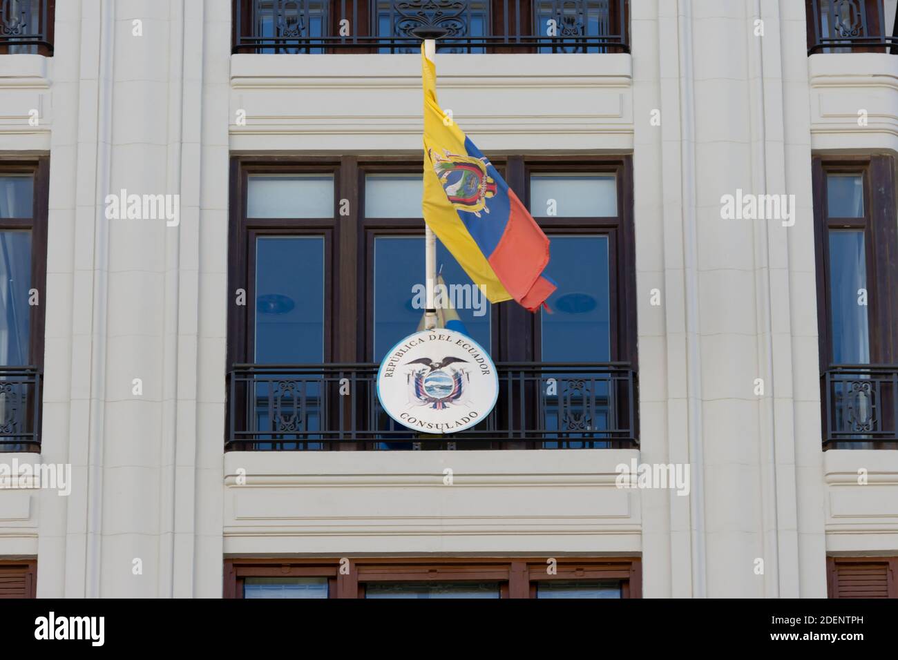 Valence, Espagne. 27 septembre 2020 : drapeau et armoiries de la République de l'Équateur consulat dans une fenêtre d'un bâtiment du centre-ville Banque D'Images