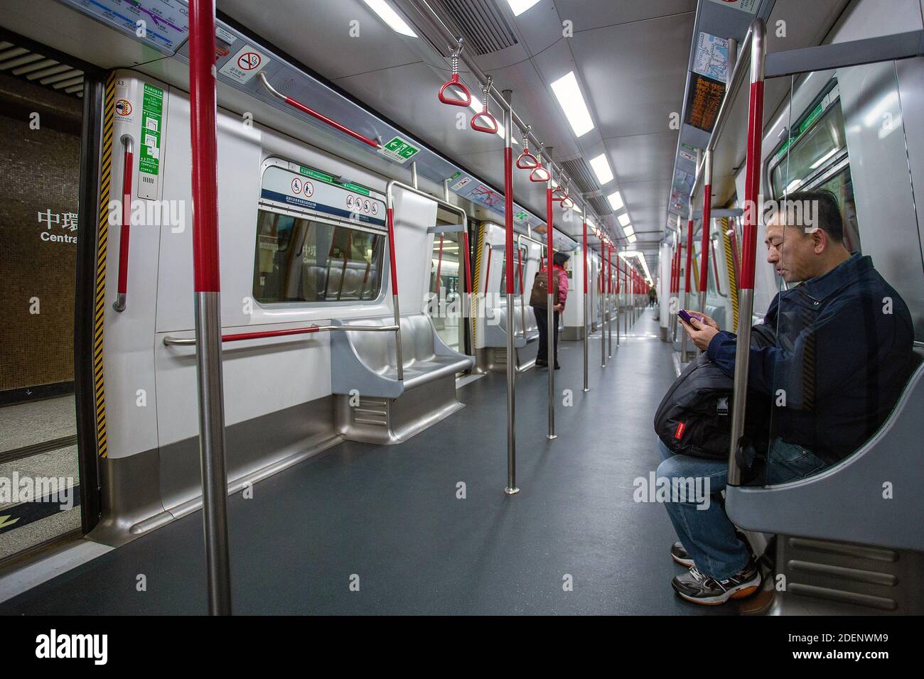 01-22-2015 Hong Kong , Chine . Voiture de métro de Hong Kong et les gens . Homme regardant dans la gare centrale de métro. Banque D'Images