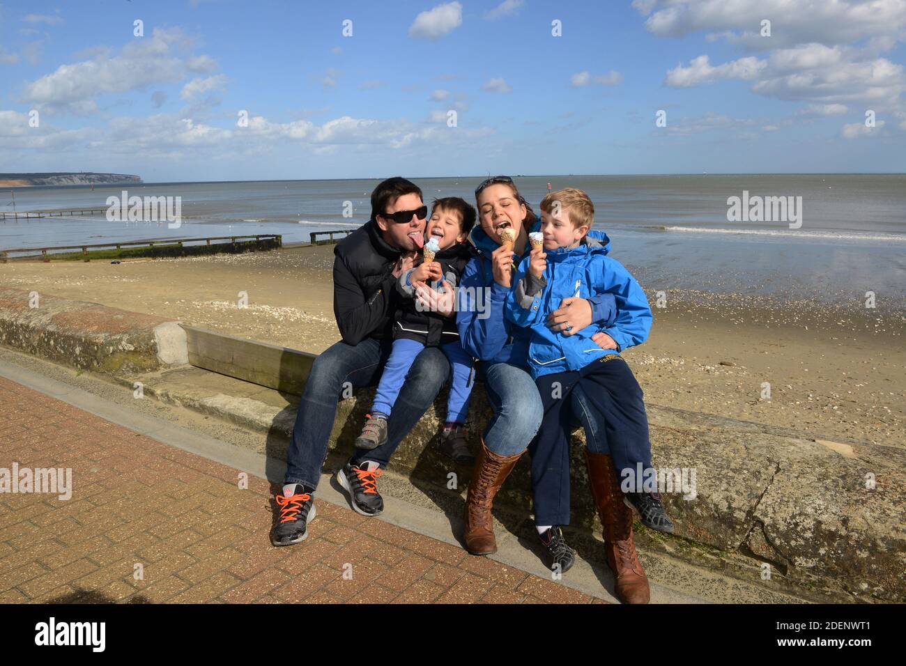 Shanklin Isle of Wight famille appréciant une glace sur le front de mer. Banque D'Images
