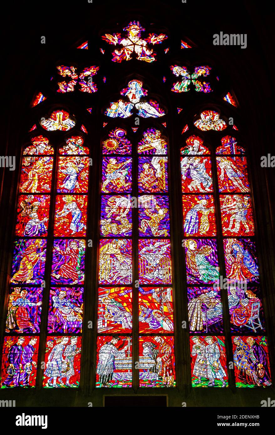 PRAGUE - 10 MARS 2020 : Cathédrale Saint-Vitus, vitraux de la Chapelle du Saint-Sépulcre Banque D'Images