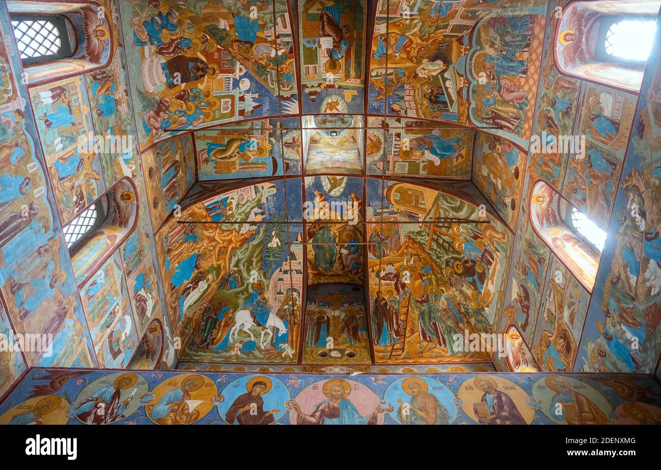 ROSTOV VELIKY, RUSSIE - 12 MAI 2019 : Église du Sauveur sur le Séné dans le Kremlin de Rostov. Peindre le plafond sur des sujets bibliques Banque D'Images