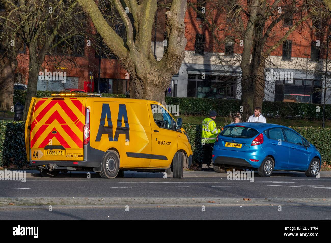 Une association automobile aa dépannage van assistant un automobiliste au bord de la route Banque D'Images