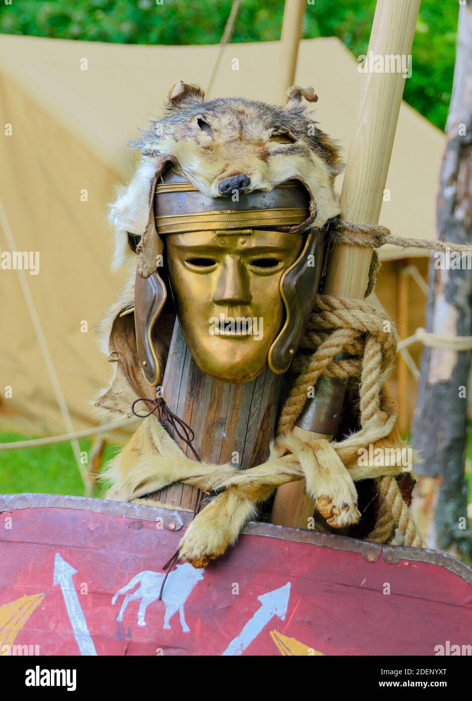 Le carcajou sur un casque et un maks d'or d'un légionnaire romain à Carnuntum, en Autriche Banque D'Images