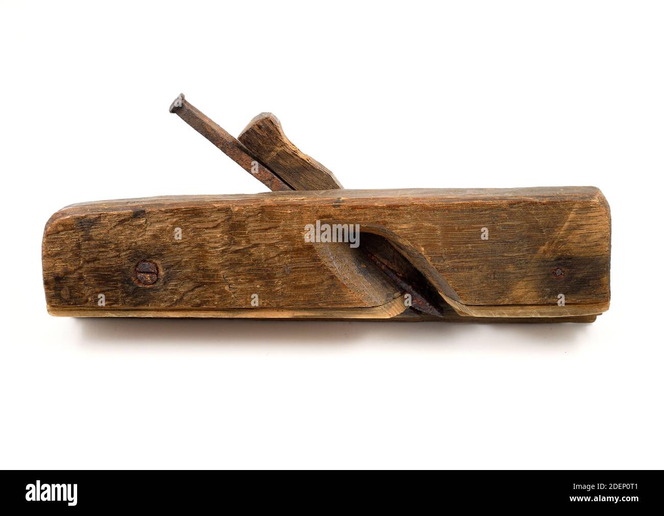 ancien avion en bois avec une lame rouillée sur un blanc arrière-plan Banque D'Images