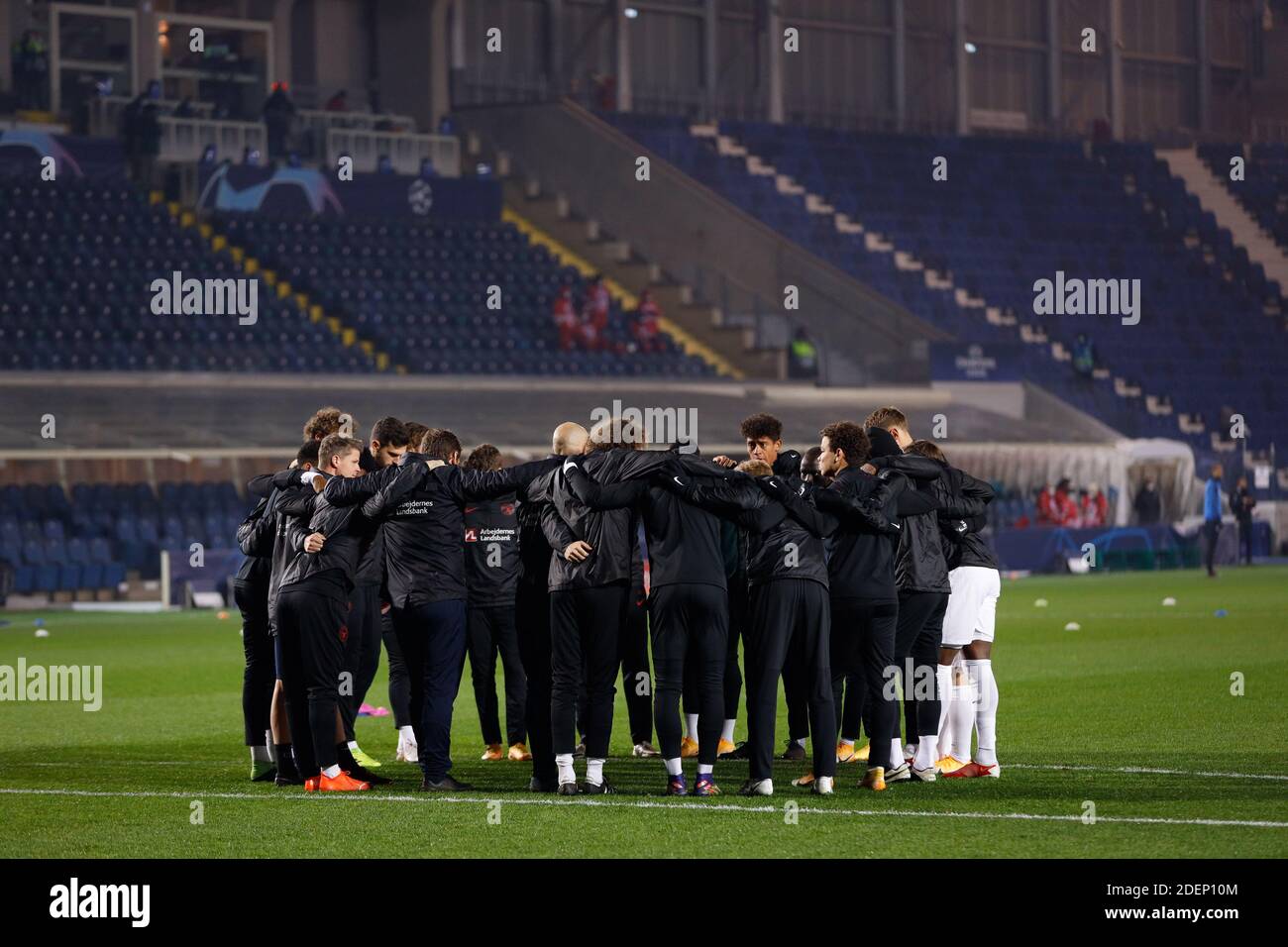 Gewiss Stadium, Bergame, Italie, 01 décembre 2020, les joueurs du FC Midtjylland se sont rassemblés avant le match lors de l'Atalanta Bergamasca Calcio vs le FC Midtjylland, UEFA Champions League football Match - photo Francesco Scaccianoce / LM Banque D'Images