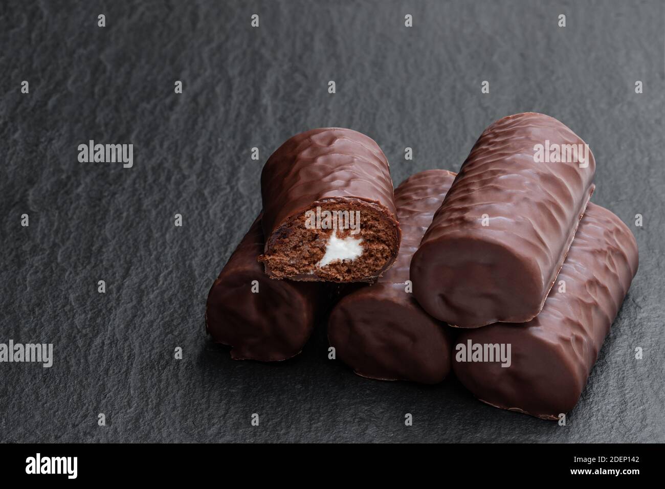 Génoise au chocolat recouverte de chocolat au lait sur pierre noire arrière-plan Banque D'Images