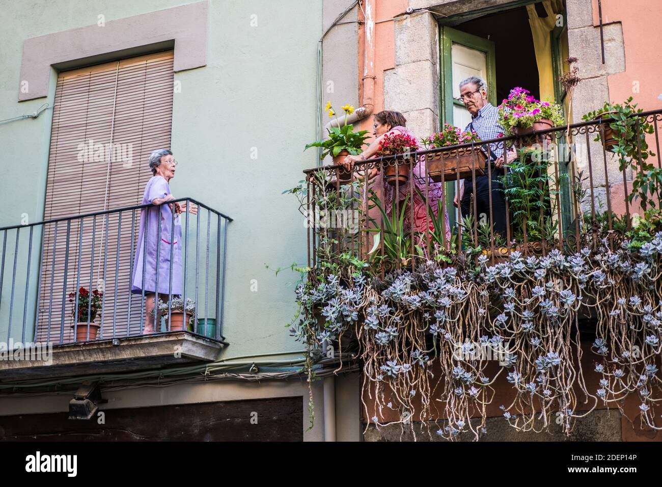 Les gens du coin sur le balcon dans la Gérone, la Catalogne, l'Espagne, l'Europe. Banque D'Images