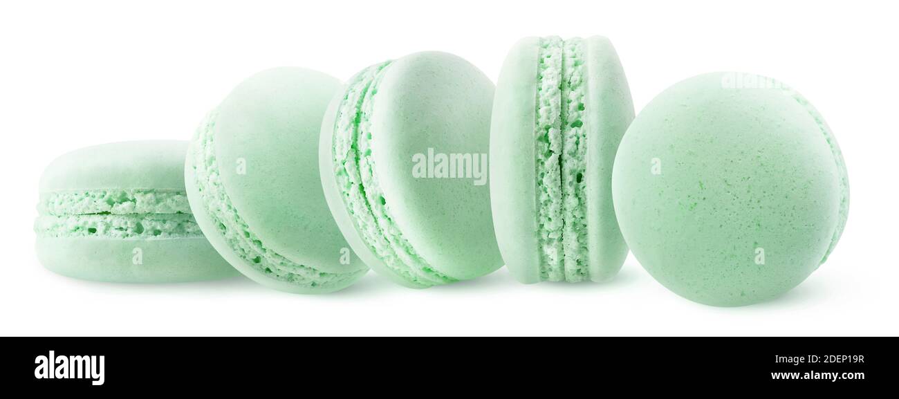 Cinq verts (pistache ou menthe) macarons dans une rangée isolée sur fond blanc Banque D'Images