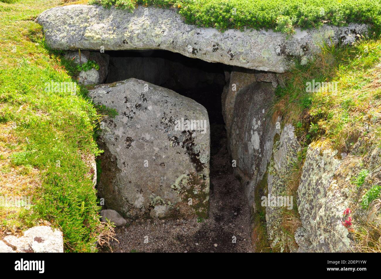 Porth Hellick vers le bas de la tombe d'entrée de la chambre de Burial.entrée partiellement bloquée.fin néolithique ou âge de bronze tôt. Env. St Marys, îles de Sfil Banque D'Images