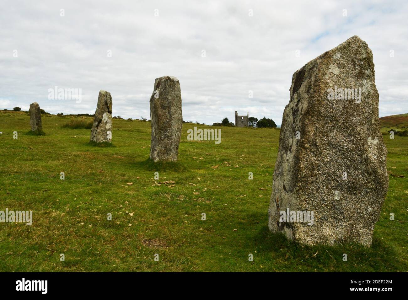 Partie de l'âge néolithique tardif ou du début de l'âge de bronze Les Hurlers préhistoriques encerclent en pierre sur Bodmin Moor avec les ruines D'une maison de moteur de mine d'étain dans le Banque D'Images