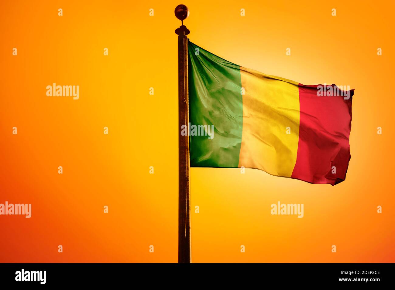 Drapeau Mali Agitant Beau Ciel Avec Des Nuages image libre de droit par  EM_Concept © #651881290