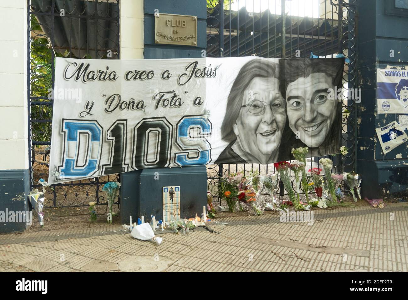 La Plata, province de Buenos Aires, Argentine;11 25 2020: Jour de la mort de Diego Maradona, 'Gimnasia de la Plata' , entrée au club de football. Banque D'Images