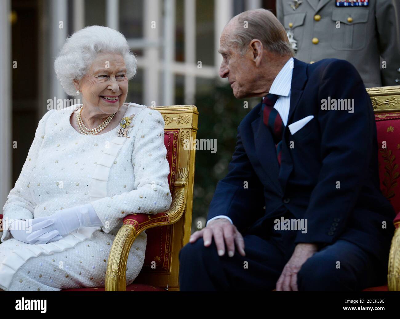 Photo du dossier datée du 05/06/14, de la reine Elizabeth II et du duc d'Édimbourg, assistant à une fête de jardin à Paris, organisée par Sir Peter Ricketts, ambassadeur de la Grande-Bretagne en France, avant de marquer le 70e anniversaire des débarquements du jour J pendant la Seconde Guerre mondiale La décision de la Reine de passer un séjour tranquille le 25 décembre avec le duc d'Édimbourg à Windsor envoie un message clair à la nation qu'il est acceptable de manquer Noël avec votre famille cette année, a déclaré un expert royal. Banque D'Images