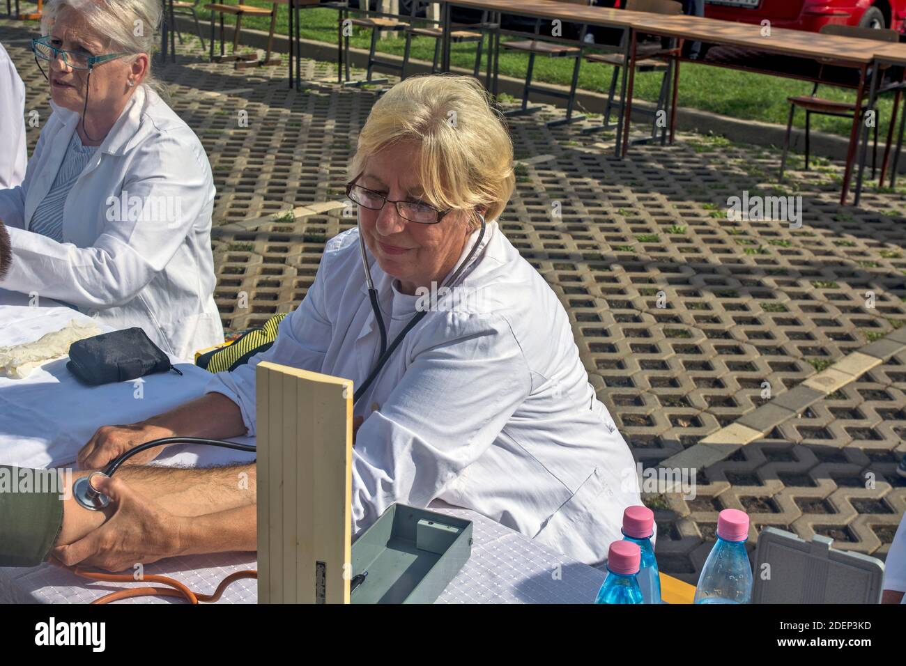Zrenjanin, Serbie, 28 septembre 2019. Action préventive du contrôle médical organisée dans la rue. Les citoyens de la rue ont leur sucre de sang le Banque D'Images
