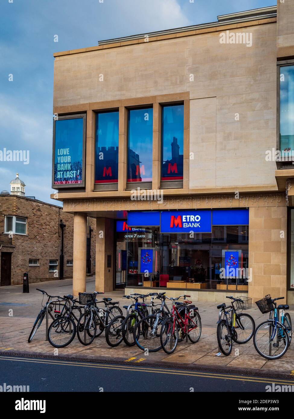 Succursale de Metro Bank dans le centre de Cambridge au Royaume-Uni. Metro Bank est une banque britannique challenger fondée en 2010. Banque D'Images