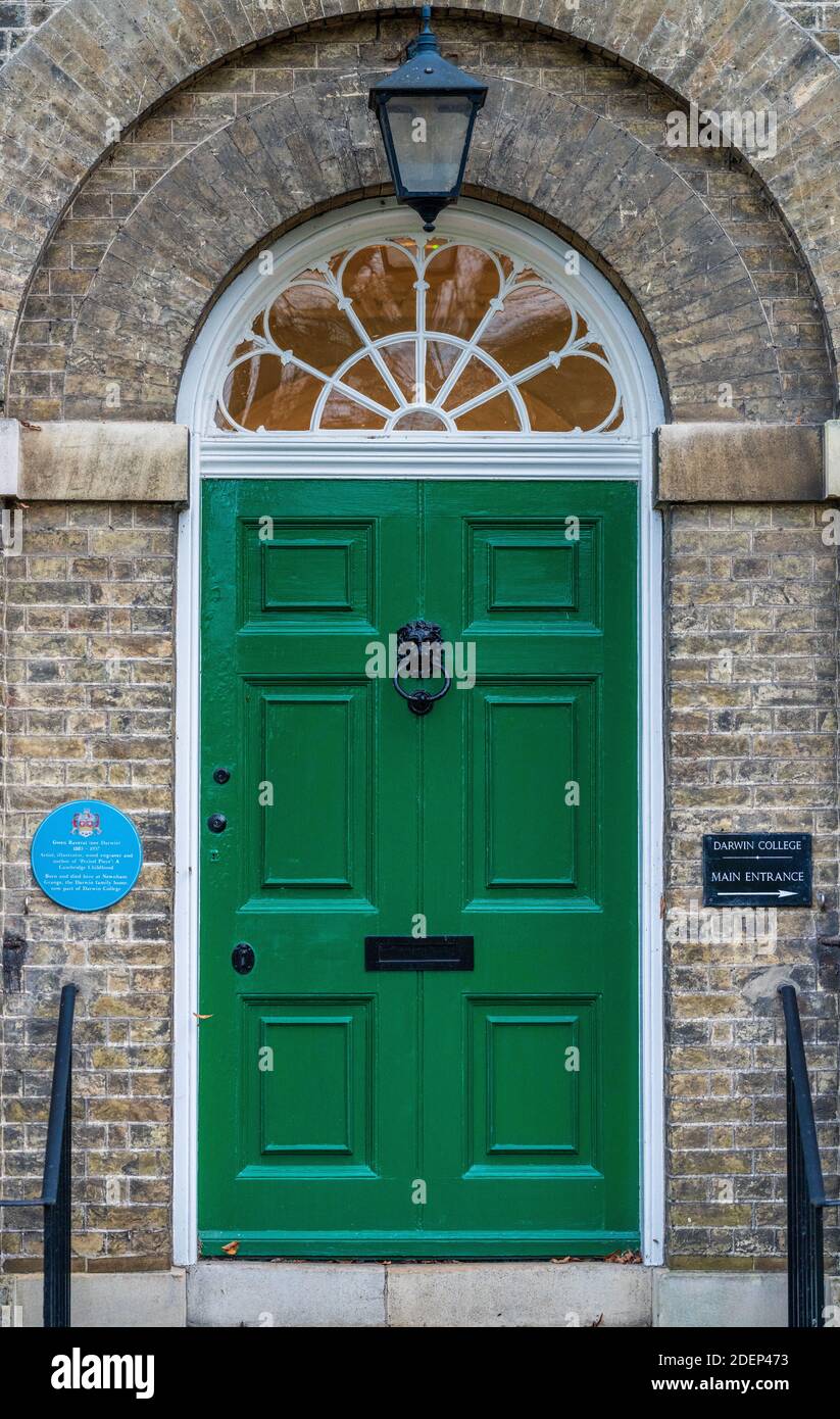 Porte de Newnham Grange, ancienne maison familiale de Darwin à Cambridge, qui fait maintenant partie de l'université de Darwin à Cambridge - Gwen Raverat Blue plaque. Banque D'Images