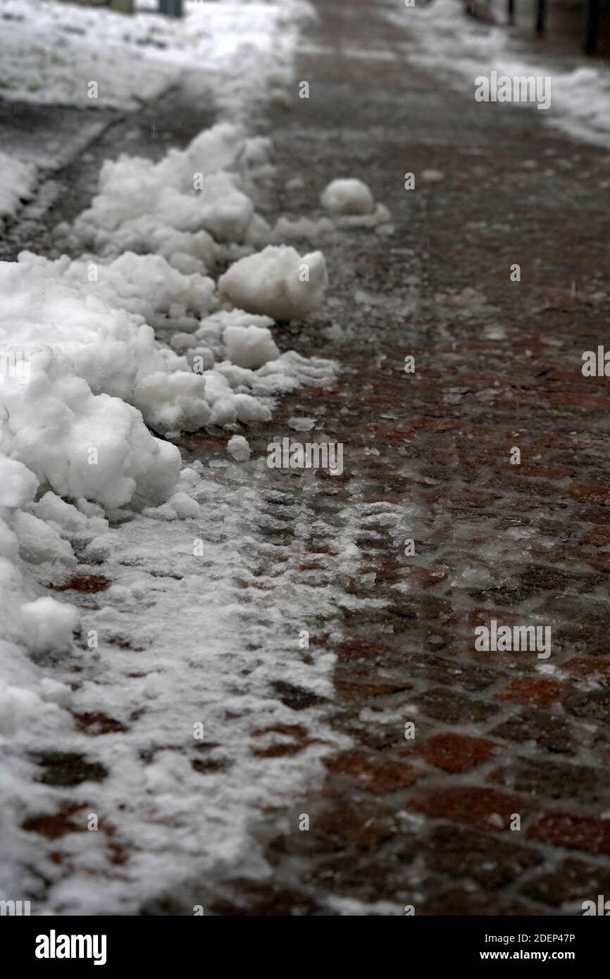 Un trottoir en hiver avec une fête de neige défriché. Le sol est traité avec du sel pour éviter la condition glissante. Exemple d'entretien saisonnier. Banque D'Images