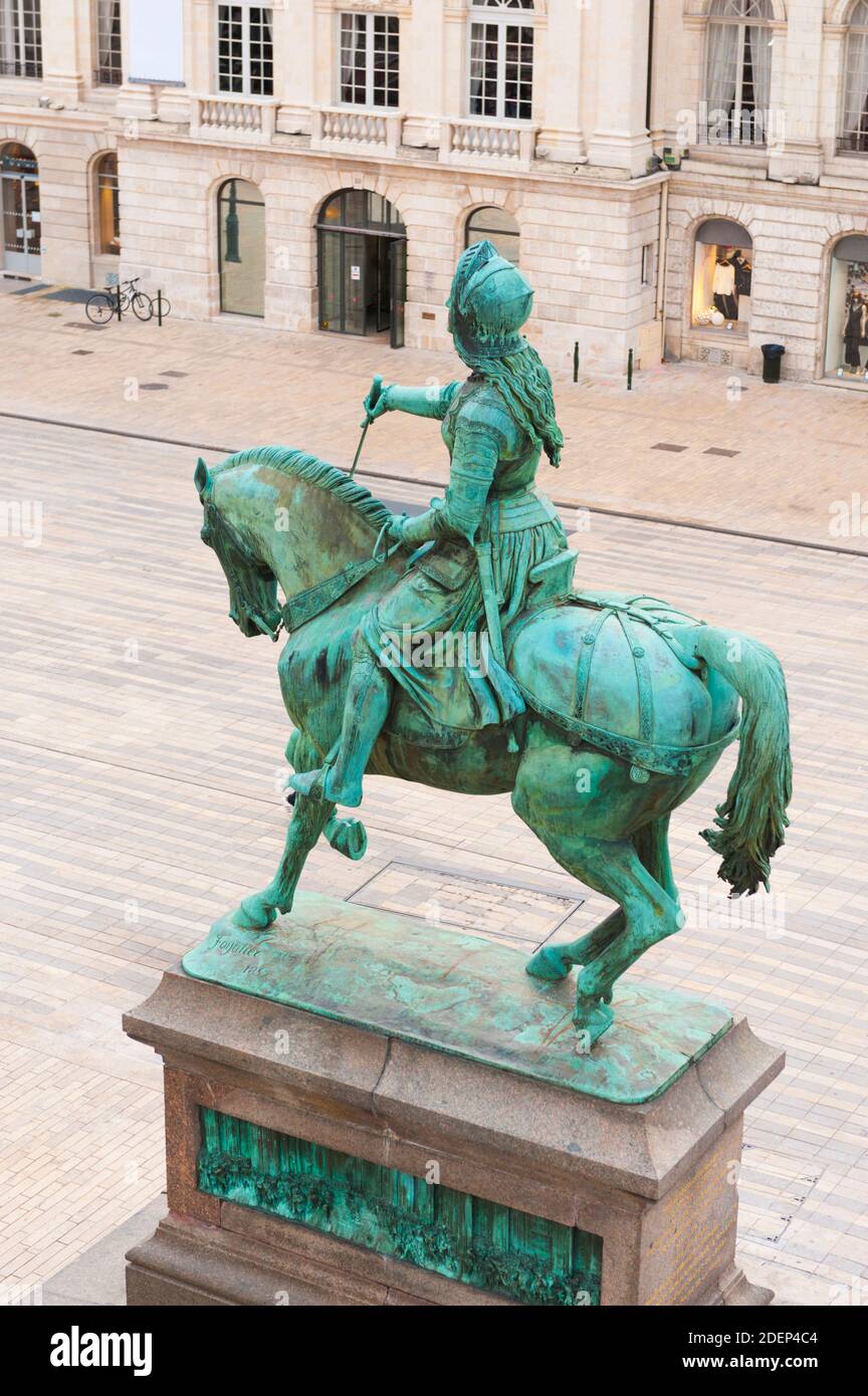 France, Loiret (45), Orléans, place Martroi, statue en bronze de Jeanne