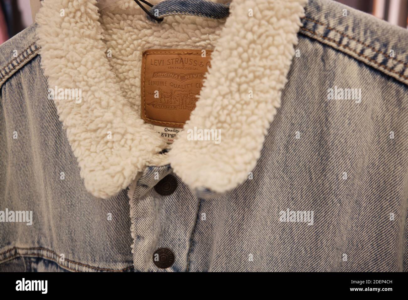 Levis Sherpa Trucker Jacket. Veste en Jean Levi Strauss Warm Photo Stock -  Alamy