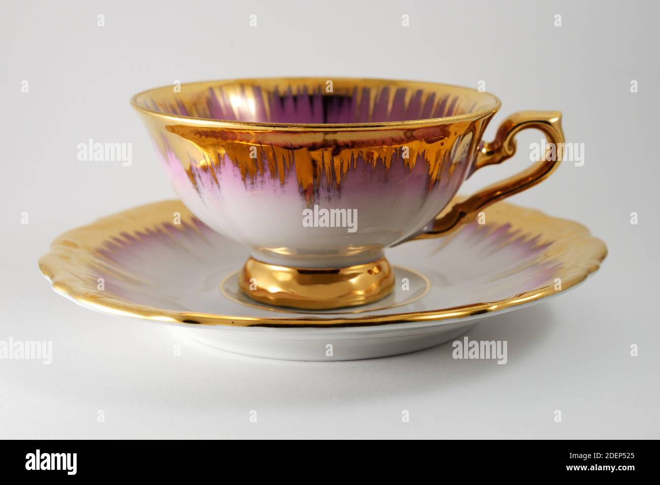 tasse à thé en porcelaine vide avec dorure sur fond blanc Banque D'Images