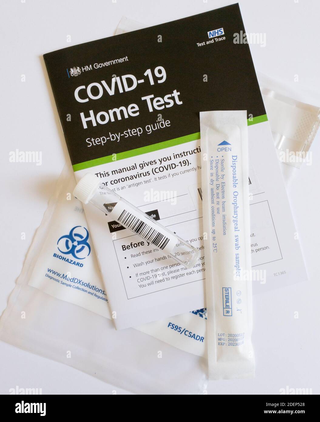 Kit de test à domicile du coronavirus COVID-19 NHS. La photo montre le guide de test à domicile, un flacon, un écouvillon et un sac pour déchets biologiques dangereux. Banque D'Images