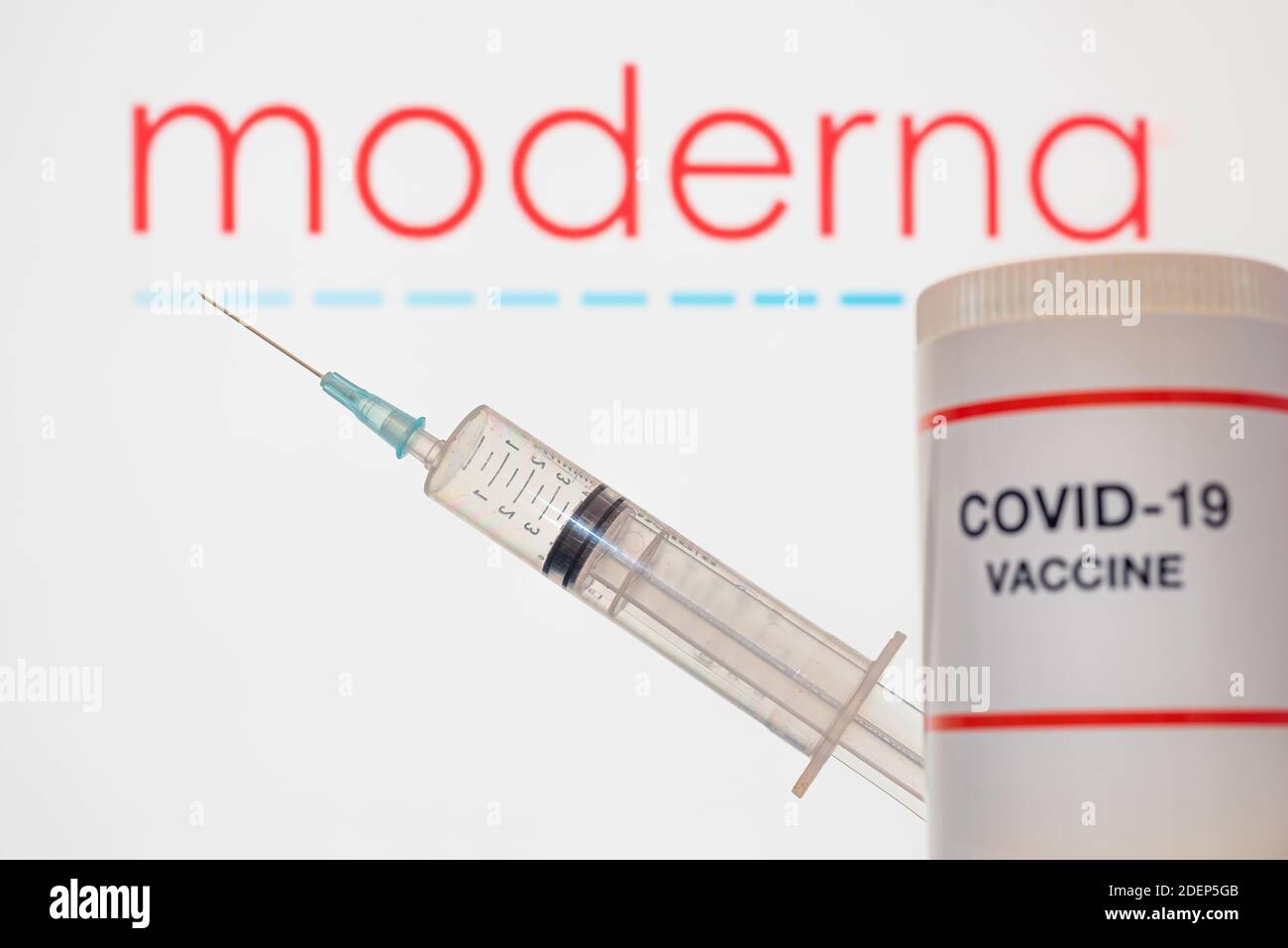 Vaccin de Moderna Company contre Covid-19 et une seringue sur fond blanc, Danemark, 1er décembre 2020 Banque D'Images