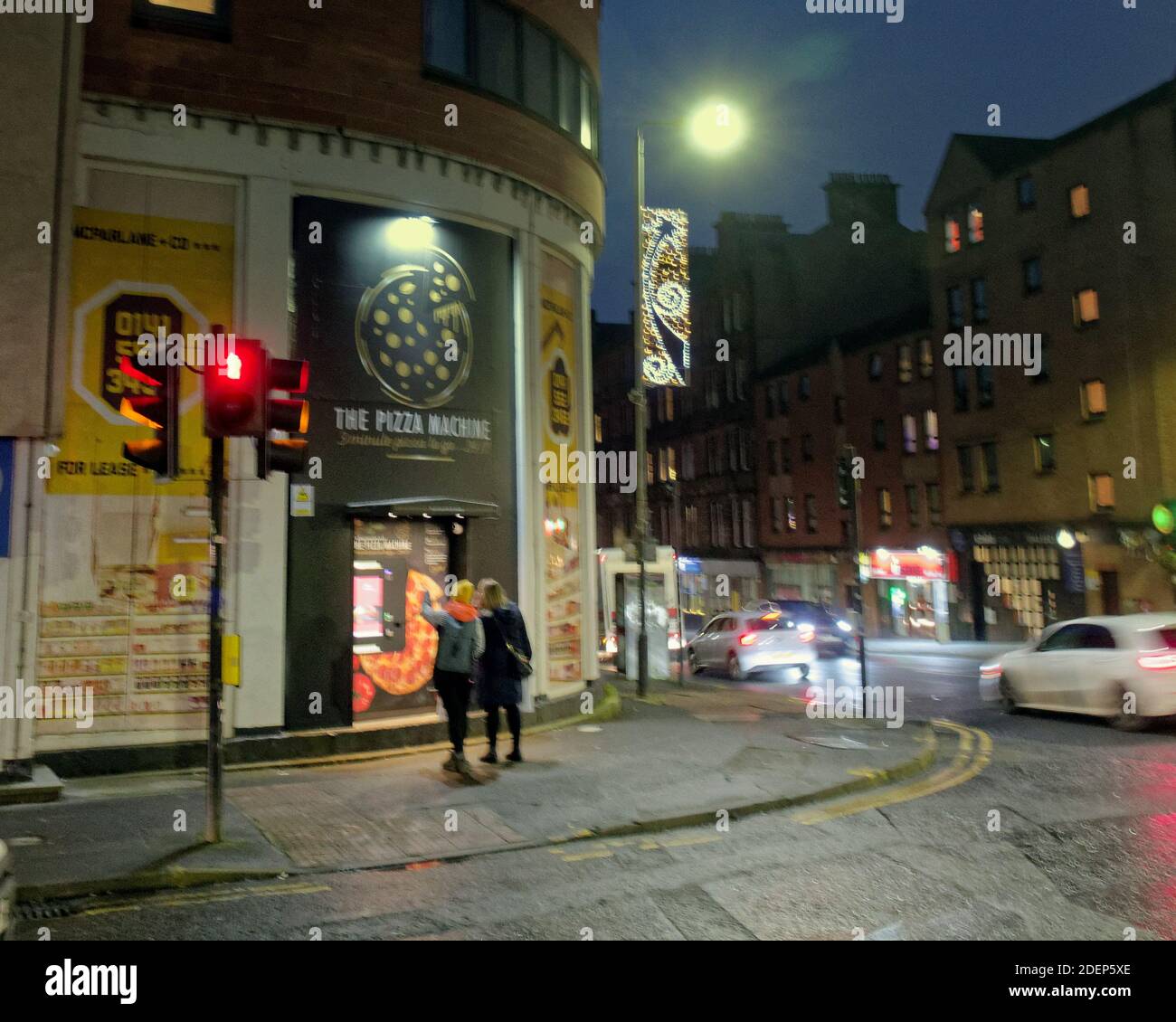 Glasgow, Écosse, Royaume-Uni, 1er décembre 2020 : le premier distributeur de pizzas d'Écosse est apparu sur un endroit vacant dans la rue haute, alors que la réputation culinaire de la ville atteint un autre niveau bas, mais lancé pendant l'accès restreint de Covid. Attirer l'attention, cela semble un succès. Crédit : Gerard Ferry/Alay Live News Banque D'Images