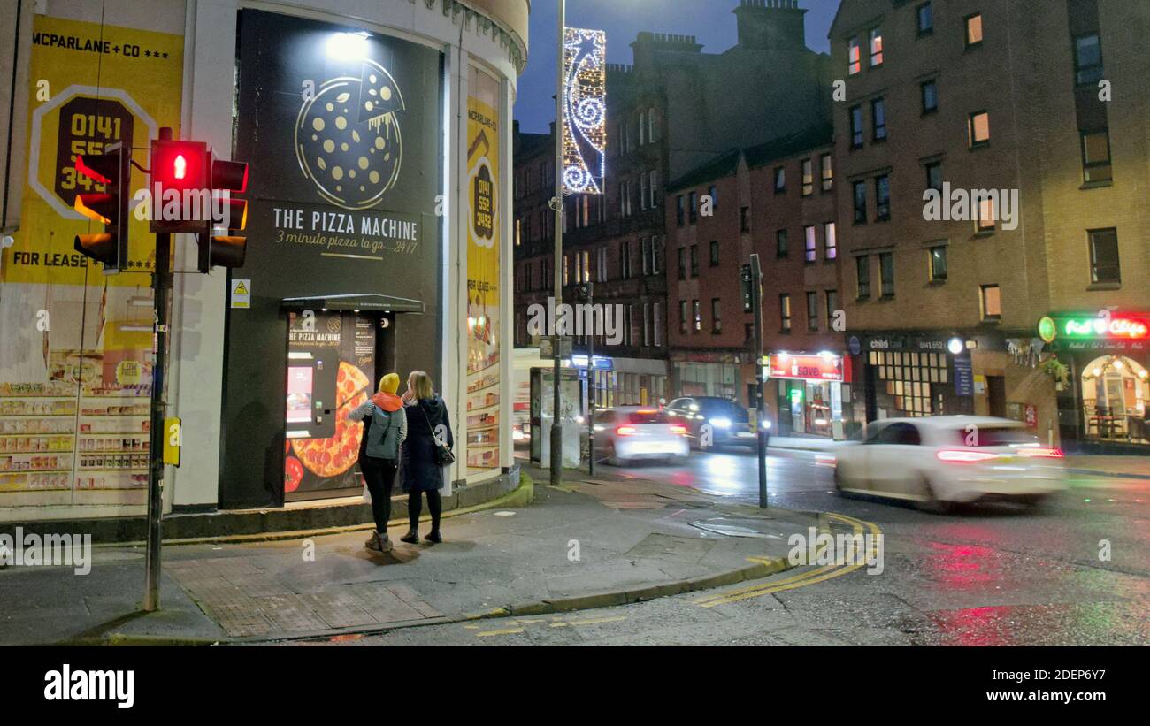 Glasgow, Écosse, Royaume-Uni, 1er décembre 2020 : le premier distributeur de pizzas d'Écosse est apparu sur un endroit vacant dans la rue haute, alors que la réputation culinaire de la ville atteint un autre niveau bas, mais lancé pendant l'accès restreint de Covid. Attirer l'attention, cela semble un succès. Crédit : Gerard Ferry/Alay Live News Banque D'Images