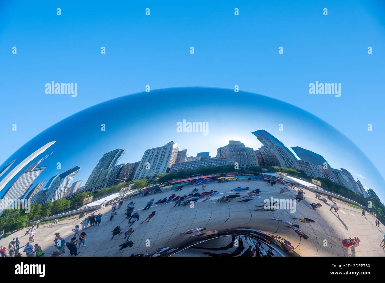 Réflexions sur les gratte-ciel de Chicago sur le Cloud Gate ou le Bean sculpture Banque D'Images