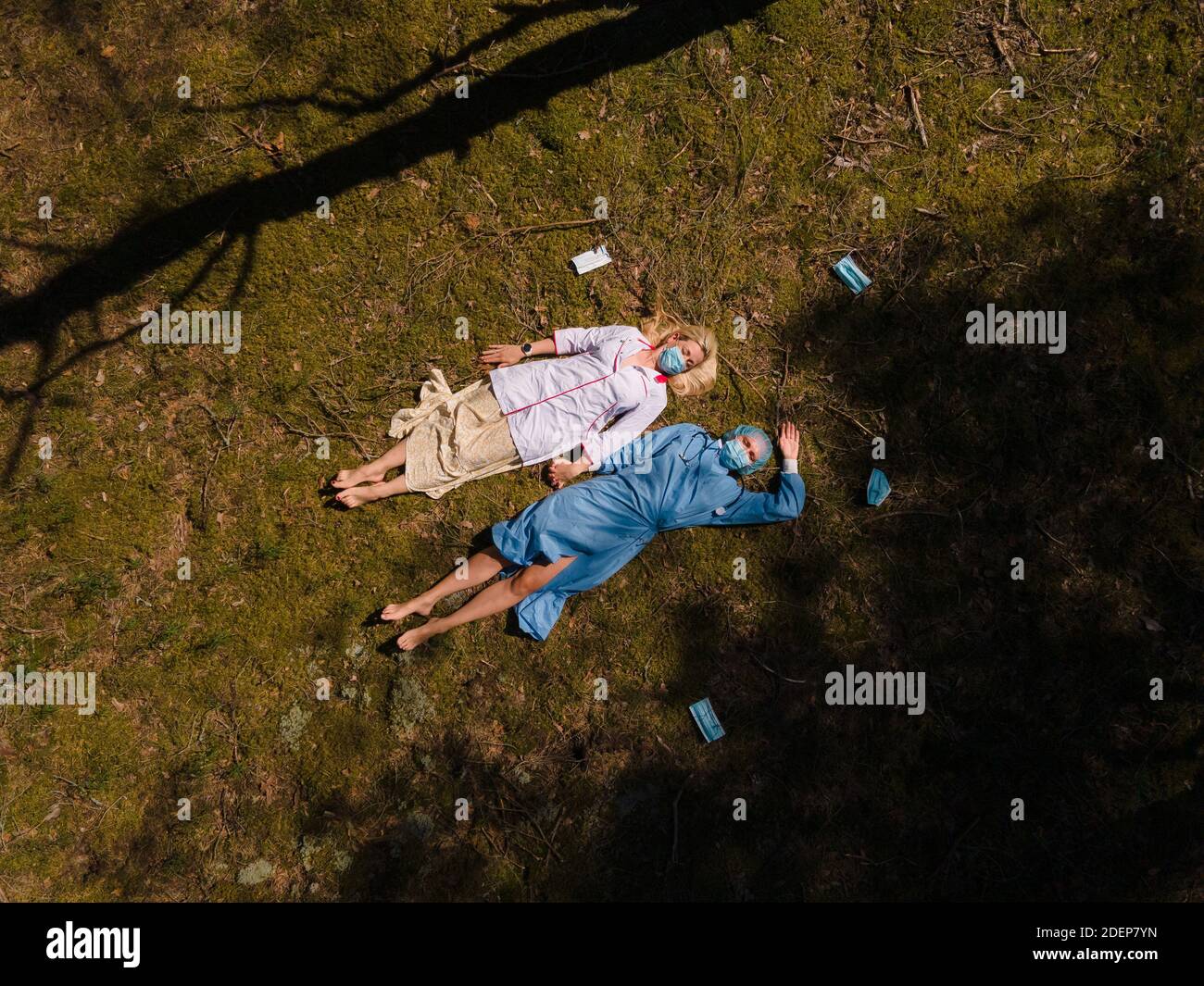 Deux médicaments dans des masques chirurgicaux se trouvant en forêt et bavardant Banque D'Images