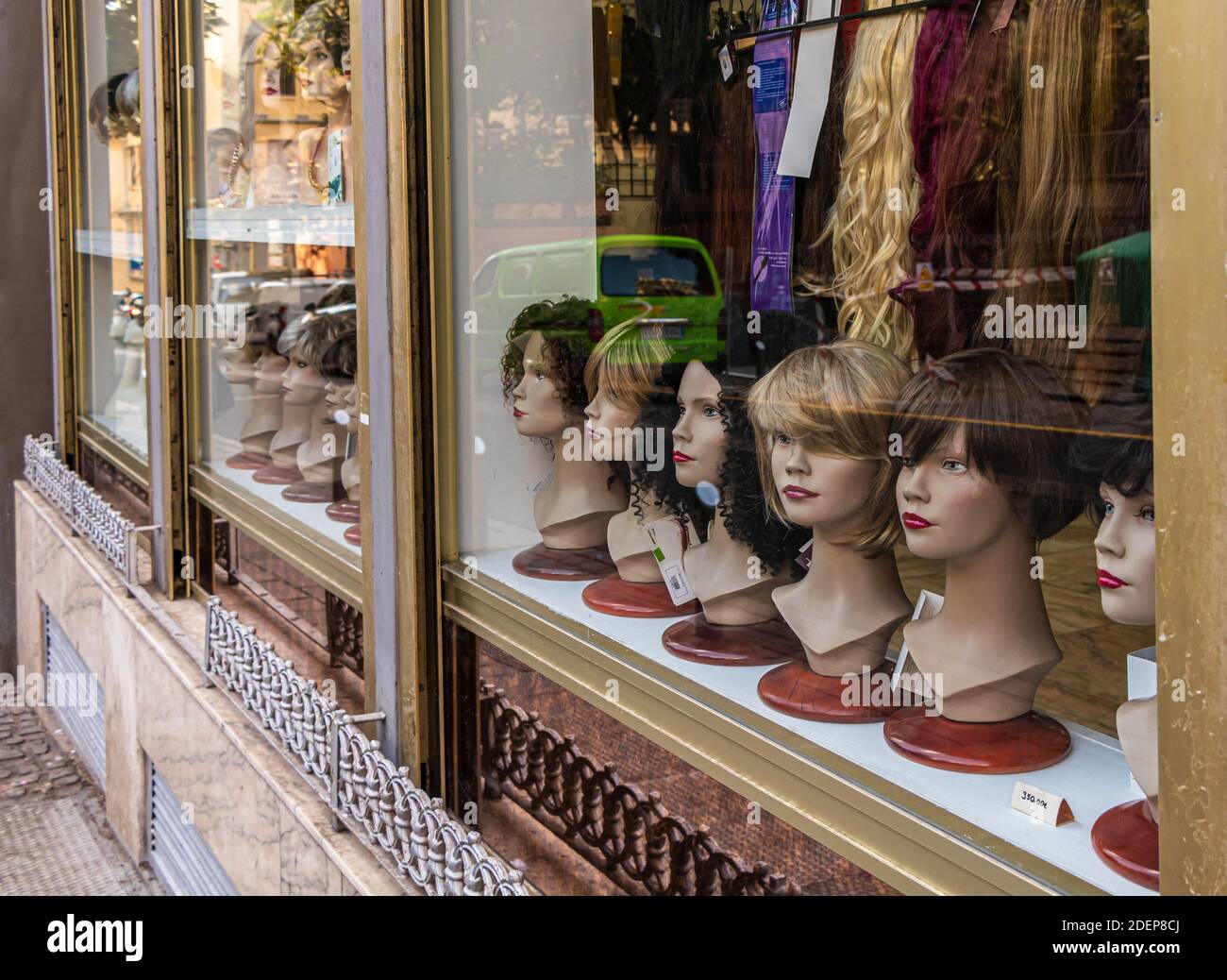 Vitrine d'un magasin d'approvisionnement de haidressers avec des perruques  oncologiques exposées, avec des dépenses et d'autres produits pour les  coiffeurs Photo Stock - Alamy