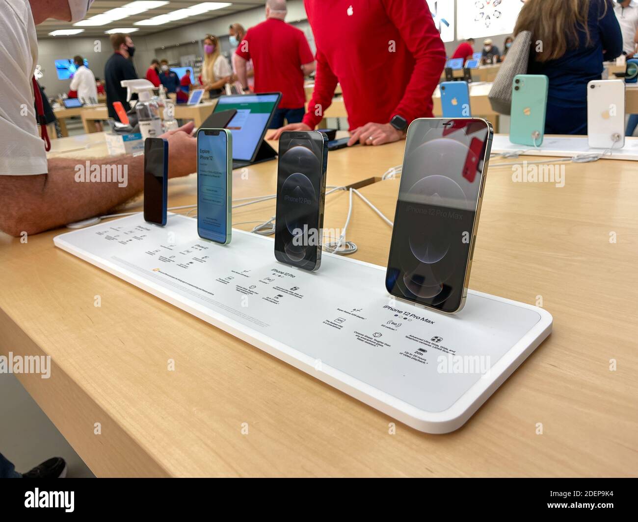 Orlando, FL USA-20 novembre 2020 : un écran de téléphones cellulaires  iPhone 12, iPhone 12 mini, iPhone 12 Pro et iPhone 12 Pro Max dans un Apple  Store Photo Stock - Alamy