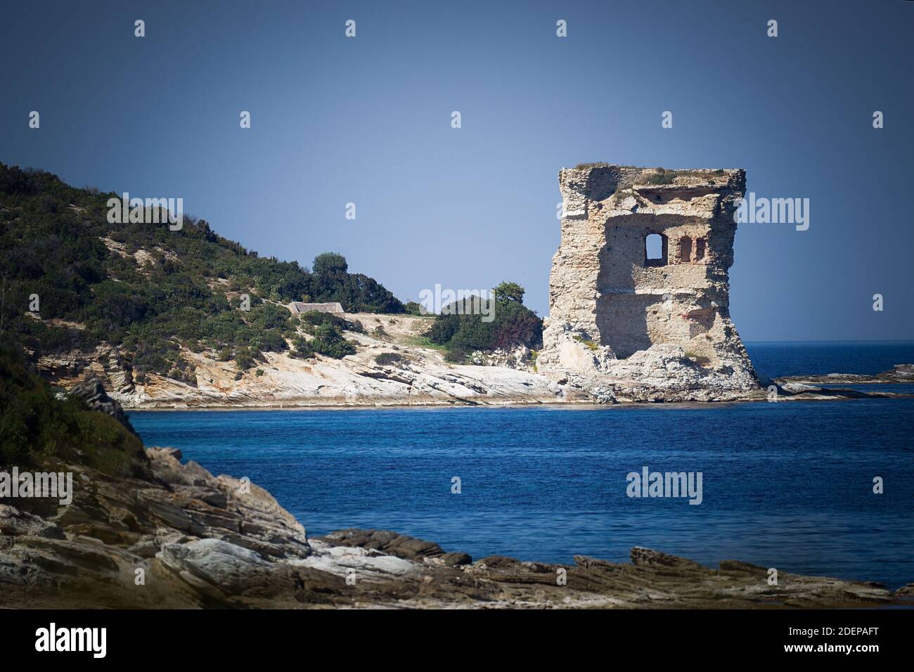 Ruine d'une tour génoise en Corse Banque D'Images