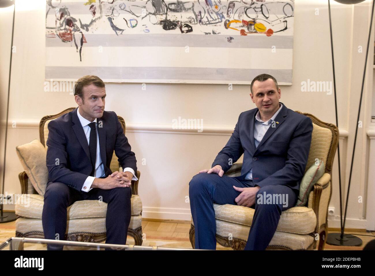 Le président français Emmanuel Macron (L) s'entretient avec l'ancien prisonnier du Kremlin et réalisateur ukrainien Oleg Sentsov le 01 octobre 2019, lors de la représentation permanente de la France auprès du Conseil de l'Europe à Strasbourg, dans le nord-est de la France. Photo par Elyxandro Cegarra/Pool/ABACAPRESS.COM Banque D'Images