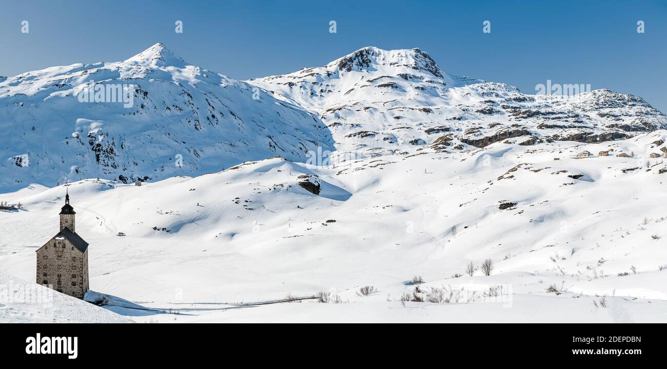 Panorama d'hiver du col du Simplon couvert de neige (Passo del Sempione) en Suisse, près de la frontière avec l'Italie dans les Alpes suisses avec Altes Spittel Banque D'Images