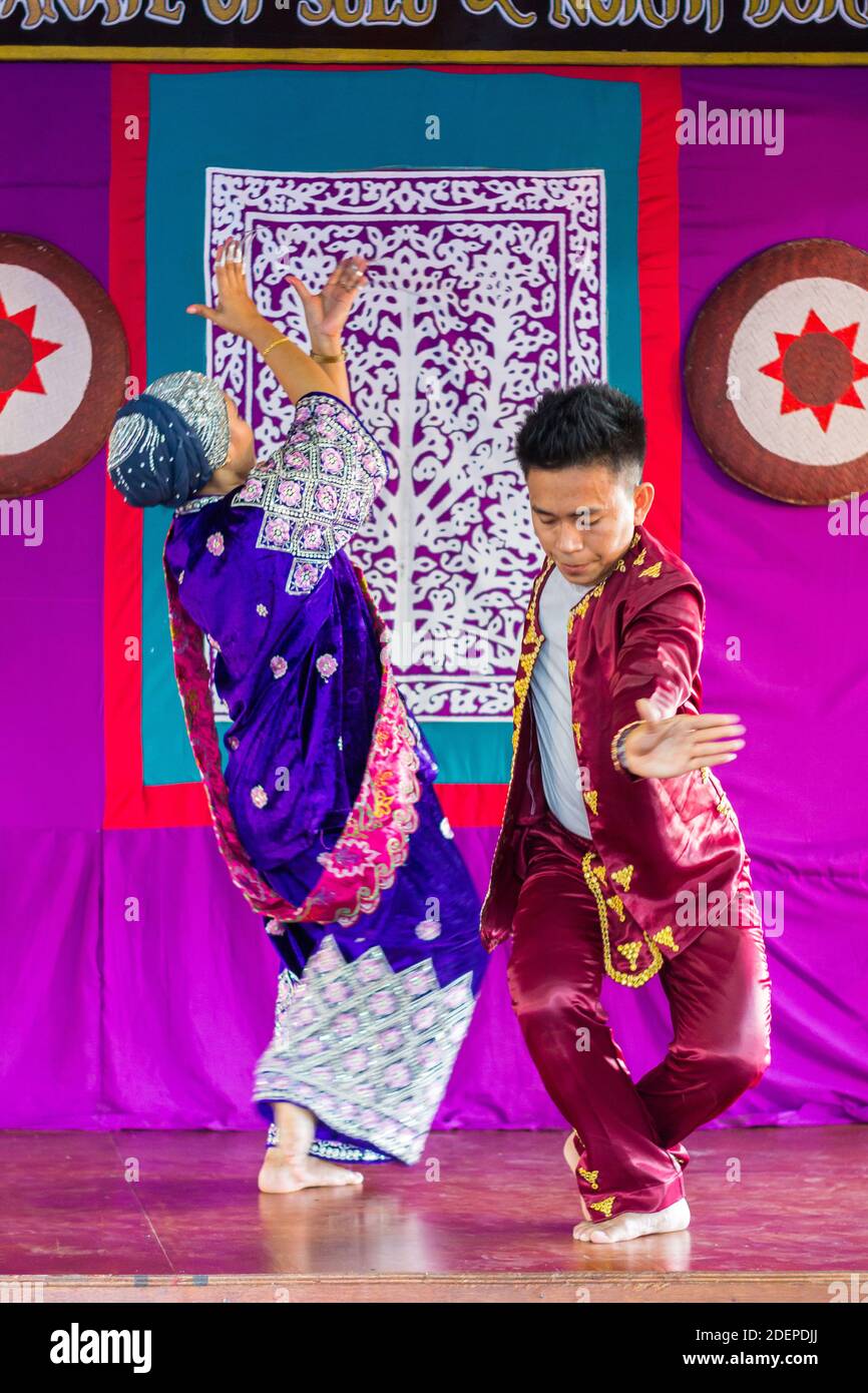 Une pangalay traditionnelle, une danse musulmane indigène Mindanao, est jouée au village de Maranao au Centre du gouvernement de Bangsamo, dans la ville de Cotabato Banque D'Images
