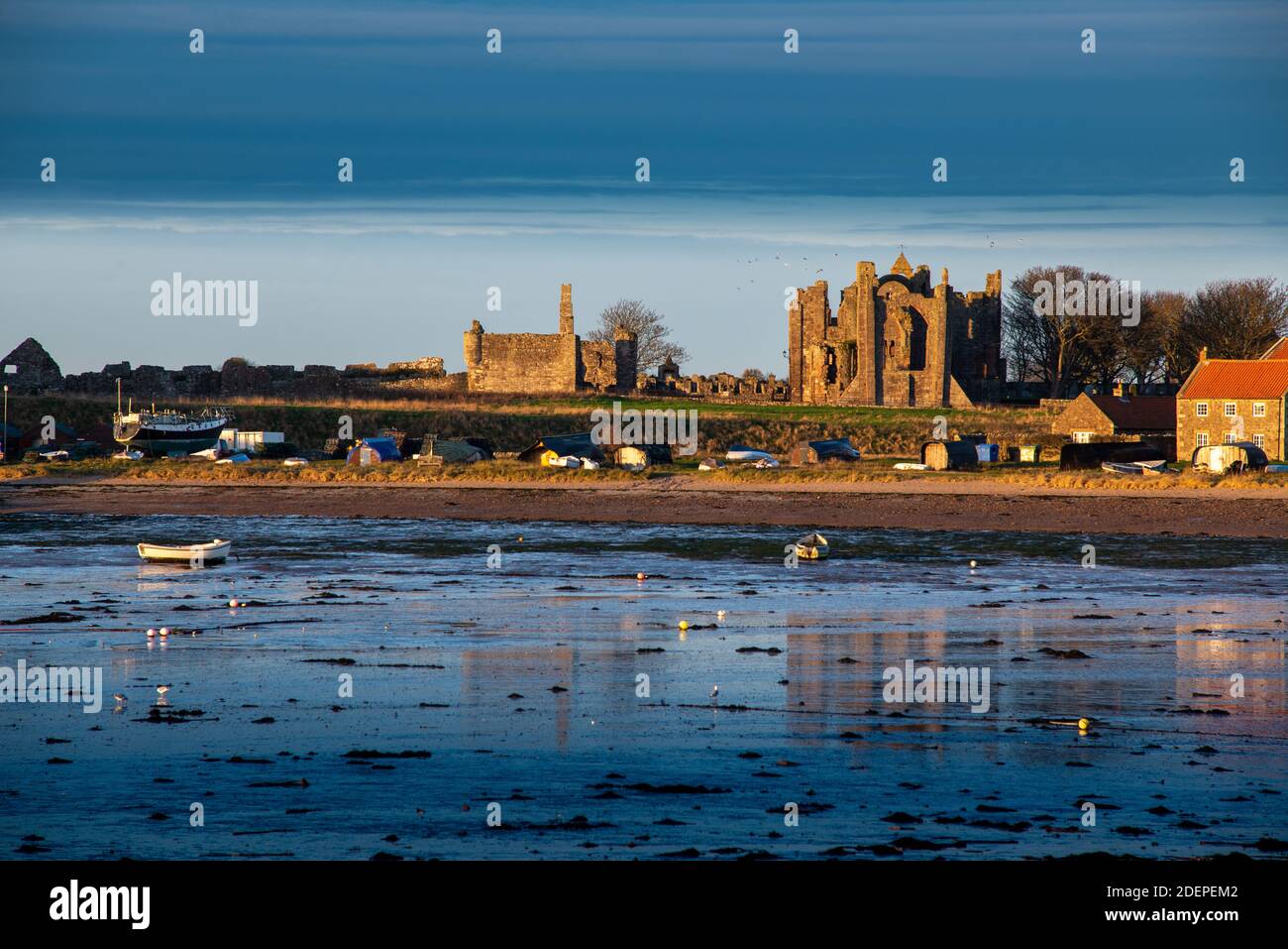 Les ruines du Prieuré de Lindisfarne sur l'île Sainte de Lindisfarne au large de la côte nord de Northumberland célèbre pour ses association avec Saint Cuthbert Banque D'Images