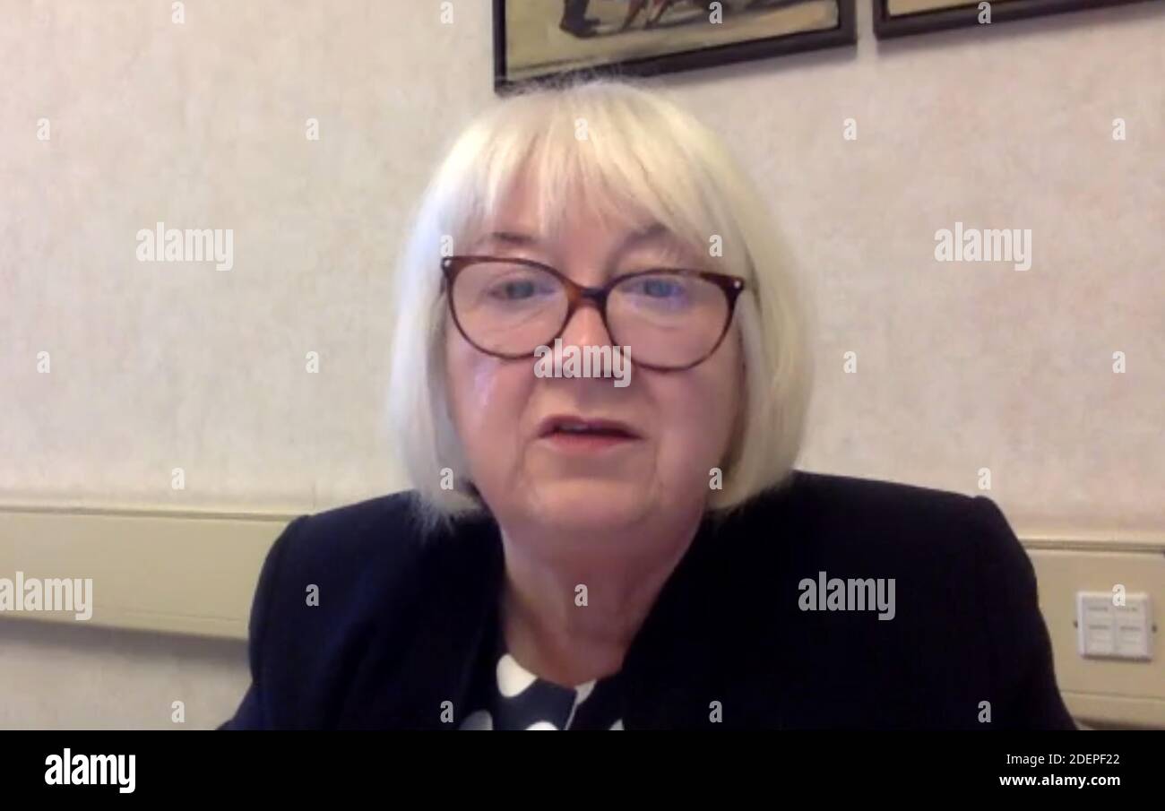 Screengrab du chef du programme de vaccination Patricia Donnelly lors d'une séance d'information du ministère de la Santé. Banque D'Images