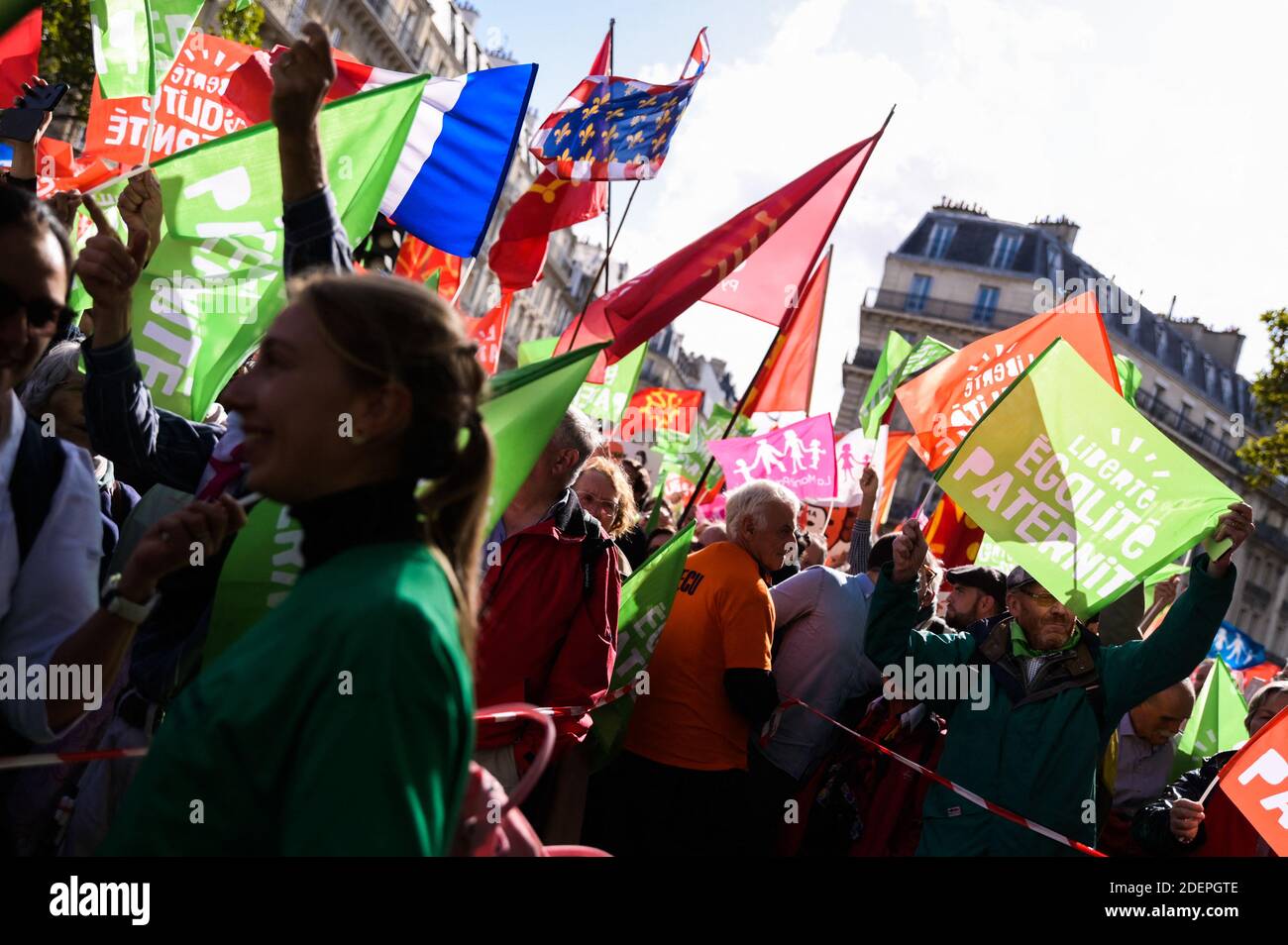 Les gens ont des drapeaux lorsqu'ils participent à une manifestation de Marchons Enfants contre le GPA sous le slogan liberté Egalite Paternite où plusieurs dizaines de milliers de personnes (entre 75,000 et 600,000) A répondu à l'appel du mouvement Manif pour tous de participer à Paris à la grande mobilisation intitulée Marchons enfants afin de protester contre la loi de bioéthique légalisant la PMA (procréation médicalement assistée) pour les couples homosexuels. Paris, France, 6 octobre 2019. Photo de Julie Sebadelha/ABACAPRESS.COM Banque D'Images