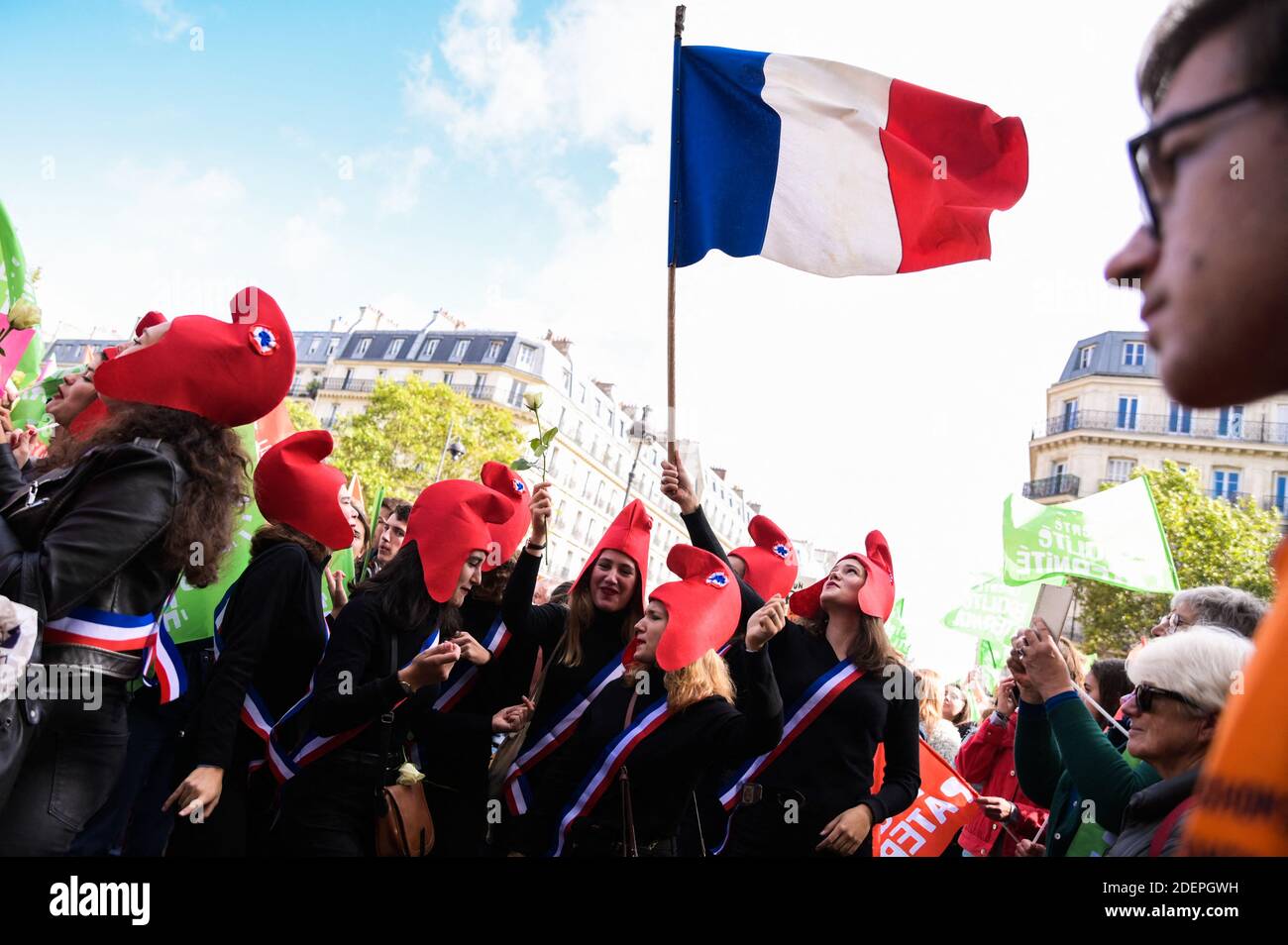 Les gens ont des drapeaux lorsqu'ils participent à une manifestation de Marchons Enfants contre le GPA sous le slogan liberté Egalite Paternite où plusieurs dizaines de milliers de personnes (entre 75,000 et 600,000) A répondu à l'appel du mouvement Manif pour tous de participer à Paris à la grande mobilisation intitulée Marchons enfants afin de protester contre la loi de bioéthique légalisant la PMA (procréation médicalement assistée) pour les couples homosexuels. Paris, France, 6 octobre 2019. Photo de Julie Sebadelha/ABACAPRESS.COM Banque D'Images