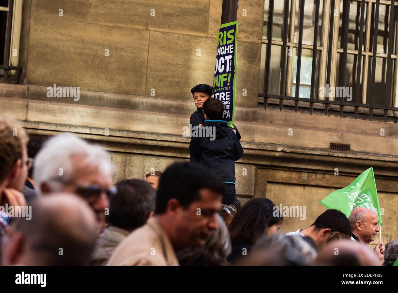 Les gens ont des drapeaux lorsqu'ils participent à une manifestation de Marchons Enfants contre le GPA sous le slogan liberté Egalite Paternite où plusieurs dizaines de milliers de personnes (entre 75,000 et 600,000) A répondu à l'appel du mouvement Manif pour tous de participer à Paris à la grande mobilisation intitulée Marchons enfants afin de protester contre la loi de bioéthique légalisant la PMA (procréation médicalement assistée) pour les couples homosexuels. Paris, France, 6 octobre 2019. Photo de Julie Sebadelha/ABACAPRESS.COM Banque D'Images