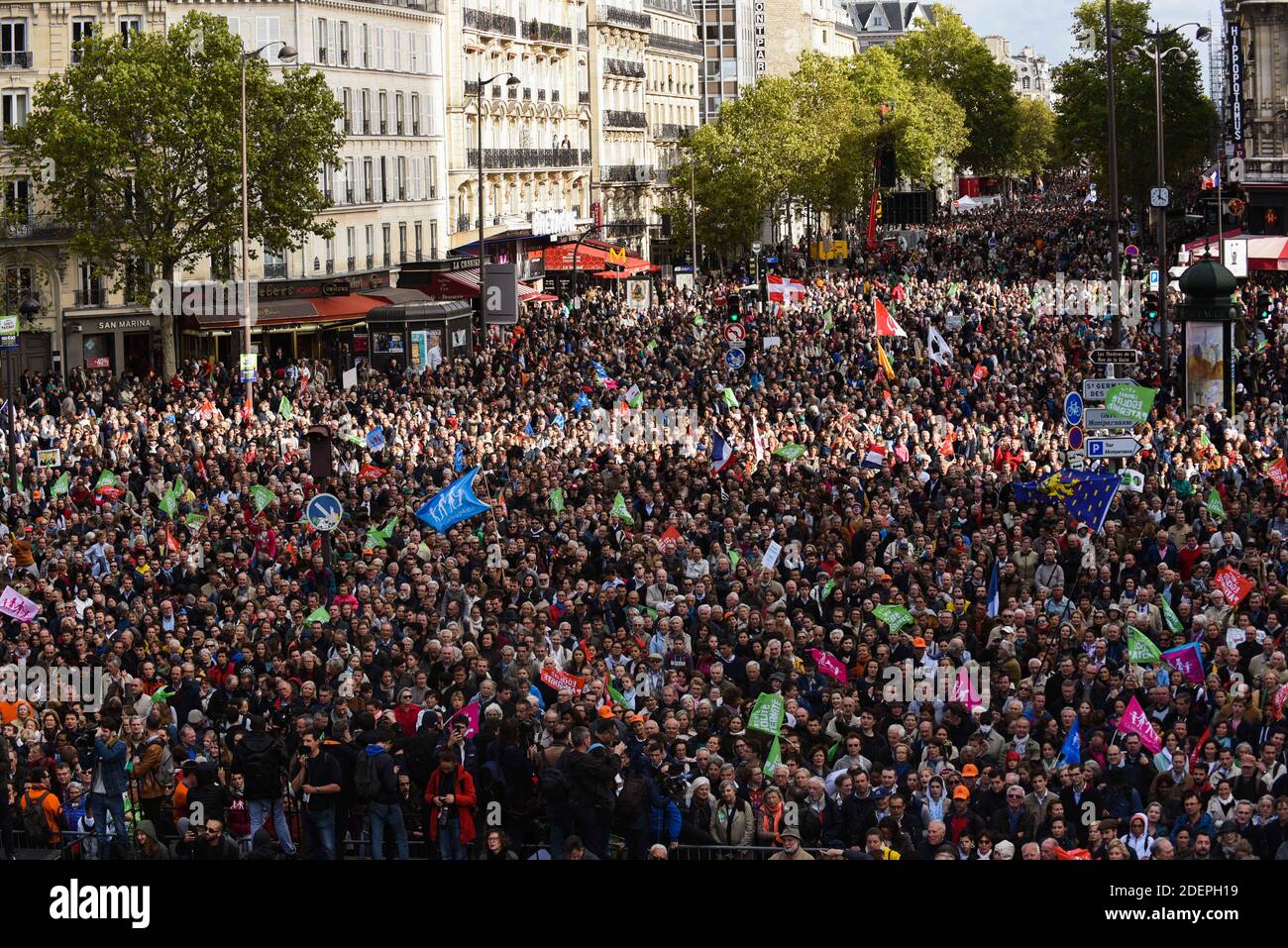 Les gens ont des drapeaux lorsqu'ils participent à une manifestation de Marchons Enfants contre le GPA sous le slogan liberté Egalite Paternite où plusieurs dizaines de milliers de personnes (entre 75,000 et 600,000) A répondu à l'appel du mouvement Manif pour tous de participer à Paris à la grande mobilisation intitulée Marchons enfants afin de protester contre la loi de bioéthique légalisant la PMA (procréation médicalement assistée) pour les couples homosexuels. Paris, France, 6 octobre 2019. Photo de Julie Sebadelha/ABACAPRESS.COM Banque D'Images