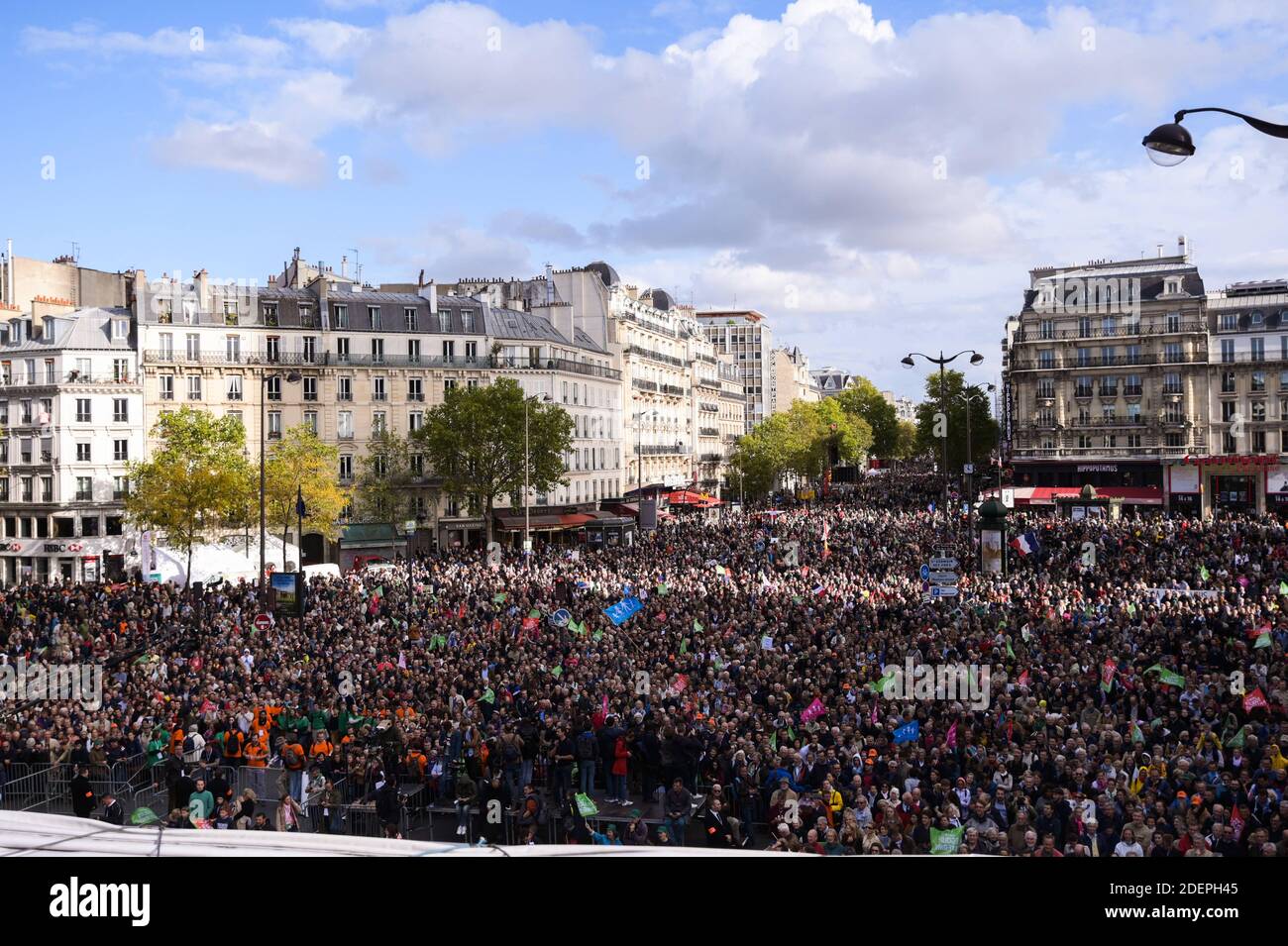 Les gens ont des drapeaux lorsqu'ils participent à une manifestation de Marchons Enfants contre le GPA sous le slogan liberté Egalite Paternite où plusieurs dizaines de milliers de personnes (entre 75,000 et 600,000) A répondu à l'appel du mouvement Manif pour tous de participer à Paris à la grande mobilisation intitulée Marchons enfants afin de protester contre la loi de bioéthique légalisant la PMA (procréation médicalement assistée) pour les couples homosexuels. Paris, France, 6 octobre 2019. Photo de Julie Sebadelha/ABACAPRESS.COM Banque D'Images