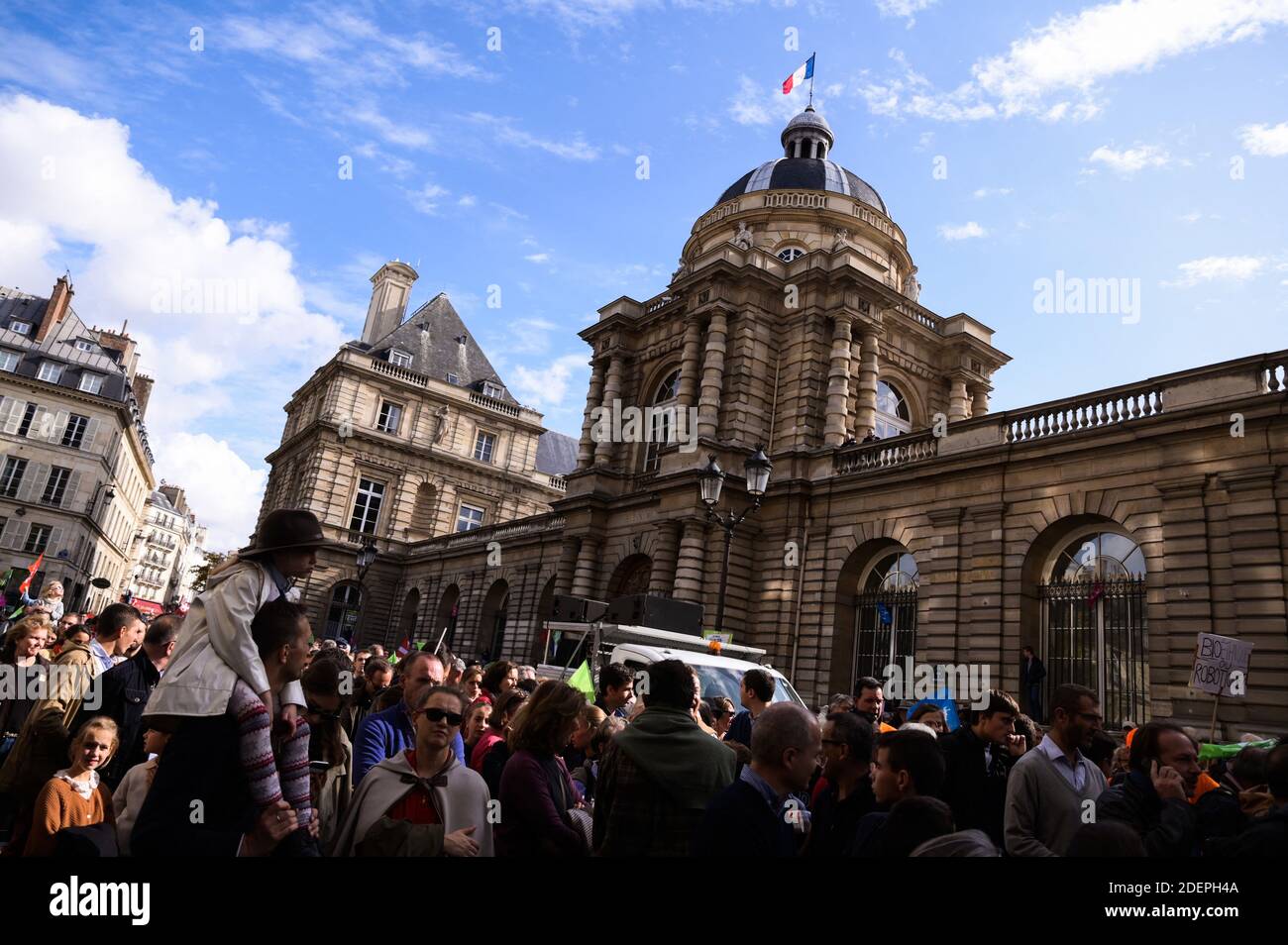 Les gens ont des drapeaux lorsqu'ils participent à une manifestation de Marchons Enfants contre le GPA sous le slogan liberté Egalite Paternite où plusieurs dizaines de milliers de personnes (entre 75,000 et 600,000) A répondu à l'appel du mouvement Manif pour tous de participer à Paris à la grande mobilisation intitulée Marchons enfants afin de protester contre la loi de bioéthique légalisant la PMA (procréation médicalement assistée) pour les couples homosexuels. Paris, France, 6 octobre 2019. Photo de Julie Sebadelha/ABACAPRESS.COM Banque D'Images