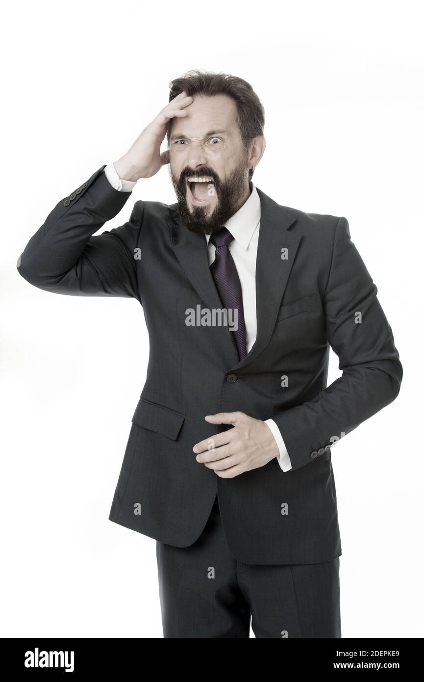 L'agression provoque une douleur. L'homme d'affaires frustrés tenir main sur tête en position contre un fond blanc. Businessman de ressentir une douleur de tête journée stressante. Stressant la vie de l'entreprise. Mad man shout agressive. Banque D'Images