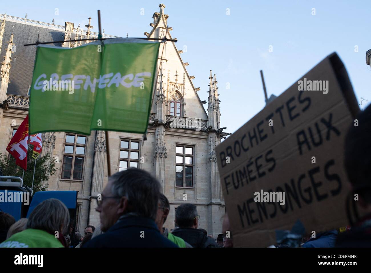 Les gens manifestent pour dénoncer les propriétaires de l'usine de Lubrizol et les autorités soupçonnées de "cacher la vérité" sur les effets de l'incendie à l'usine de Lubrizol, à Rouen, dans le nord-ouest de la France, le 8 octobre 2019. Environ 800 personnes manifestent douze jours après l'incendie qui a eu lieu à l'usine de Lubrizol, une région DE SEVESO. L'incendie a causé un nuage noir massif et a soulevé des inquiétudes parmi la population concernant la sécurité et les risques que des matières toxiques auraient pu être libérées. Photo de Daniel Derajinski/ABACAPRESS.COM Banque D'Images