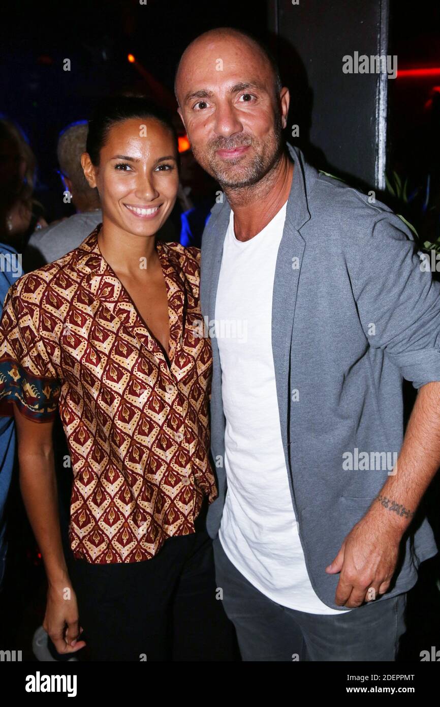 Christophe Dugarry et sa compagnie Yasmina lors de la soirée d'inauguration du Roxie Club, a Paris, France, le 10 octobre 2019. Photo de Jerome Domine/ABACAPRESS.COM Banque D'Images