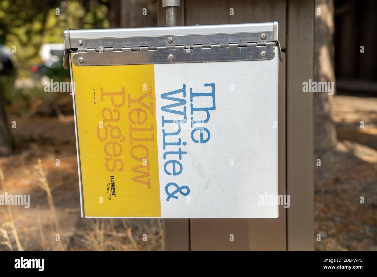 Wyoming, Etats-Unis - 22 septembre 2020: Un vieux livre blanc et jaune de USWest Direct suspendu à un téléphone payant. Le livre est à partir de 1986 Banque D'Images